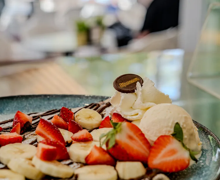 Crepe con fresa, plátano y helado
