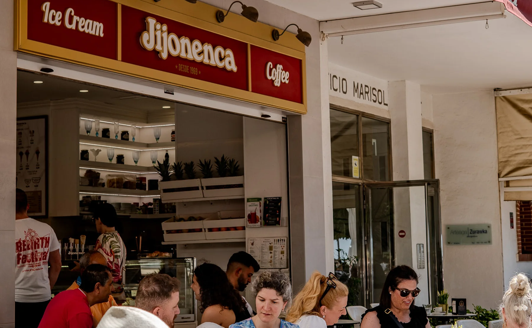 Terraza de Jijonenca Marbella en el Paseo Marítimo