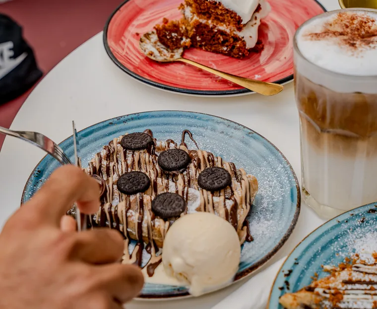 Latte macchiato, crepe de Oreo y tarta de zanahoria
